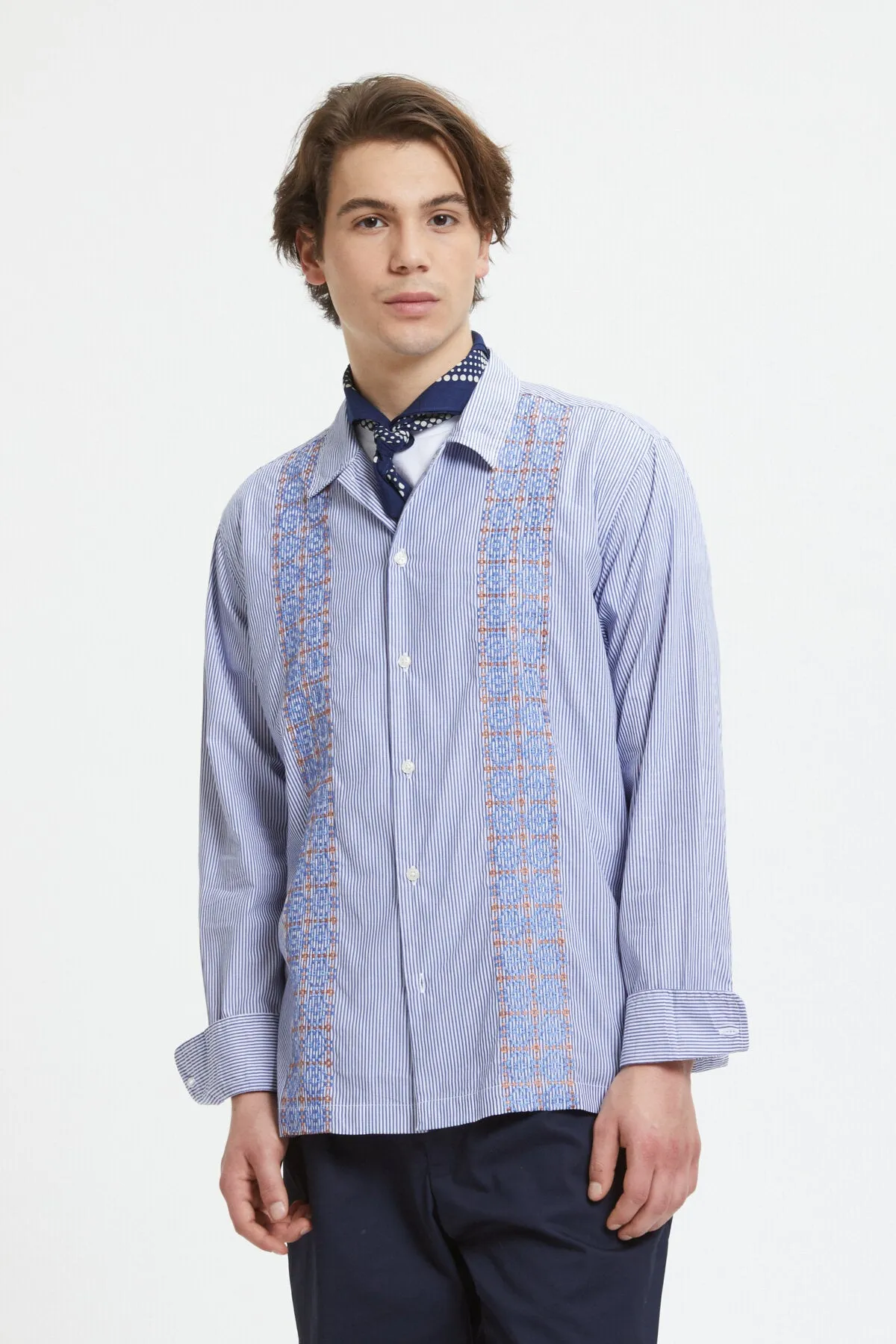 Long-sleeved shirt with embroidery