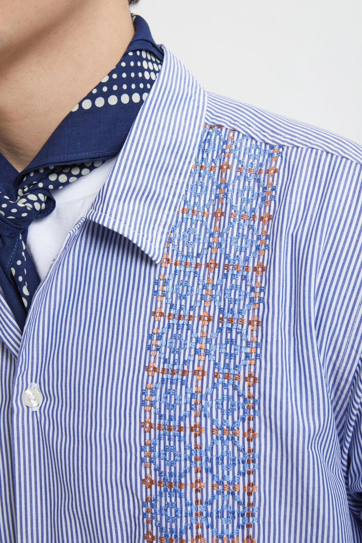 Long-sleeved shirt with embroidery