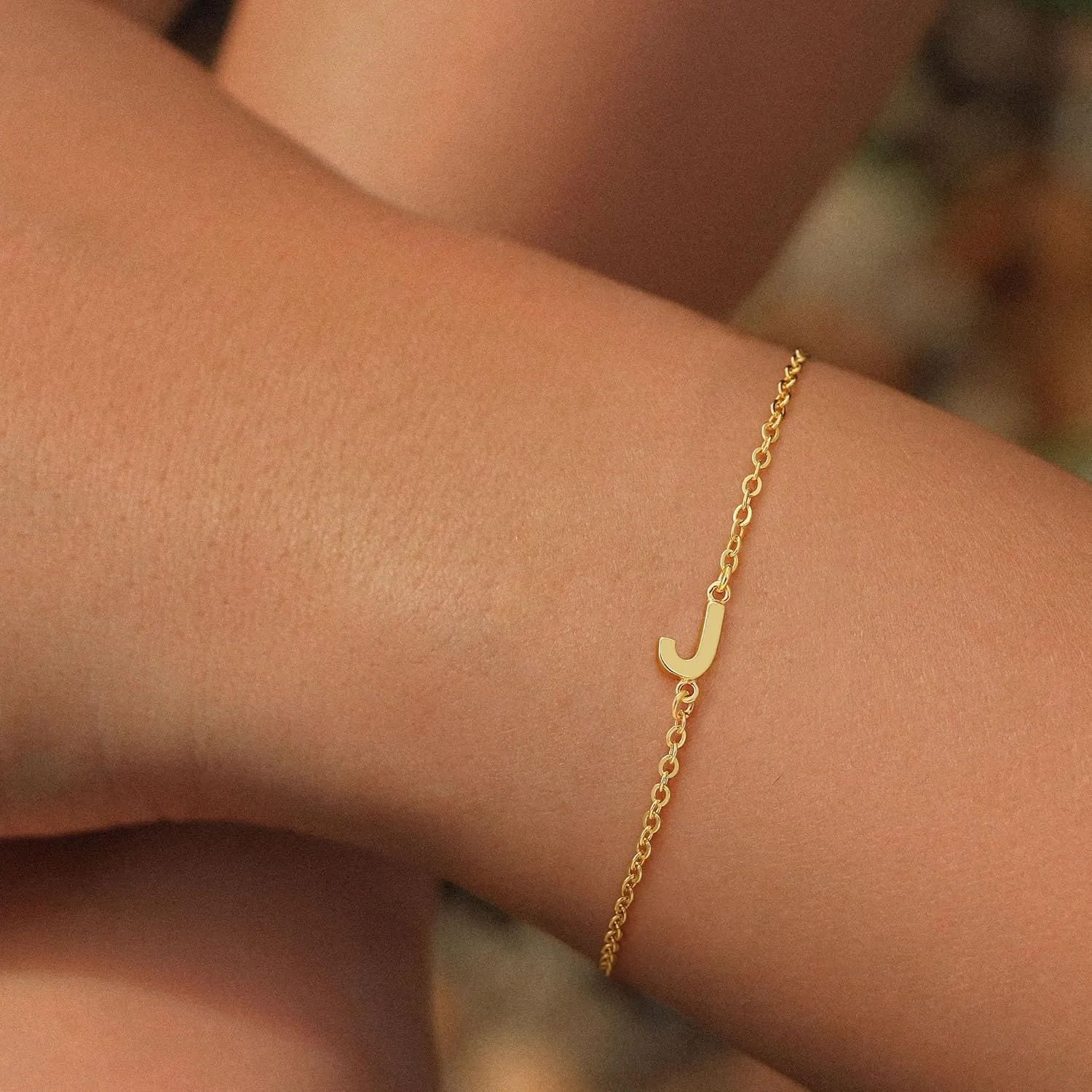 Turandoss Gold Initial Bracelets for Girls Women Jewelry Gifts - 18k Gold/Silver Plated Letter Initial Bracelet Dainty Gold Bracelets for Women Initial Bracelets for Teen Girls Gifts Trendy Stuff